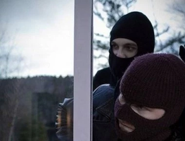 Ληστεία για κλάματα: Διαρρήκτης εξουδετέρωσε τον συνεργάτη του με ένα τούβλο (βίντεο)